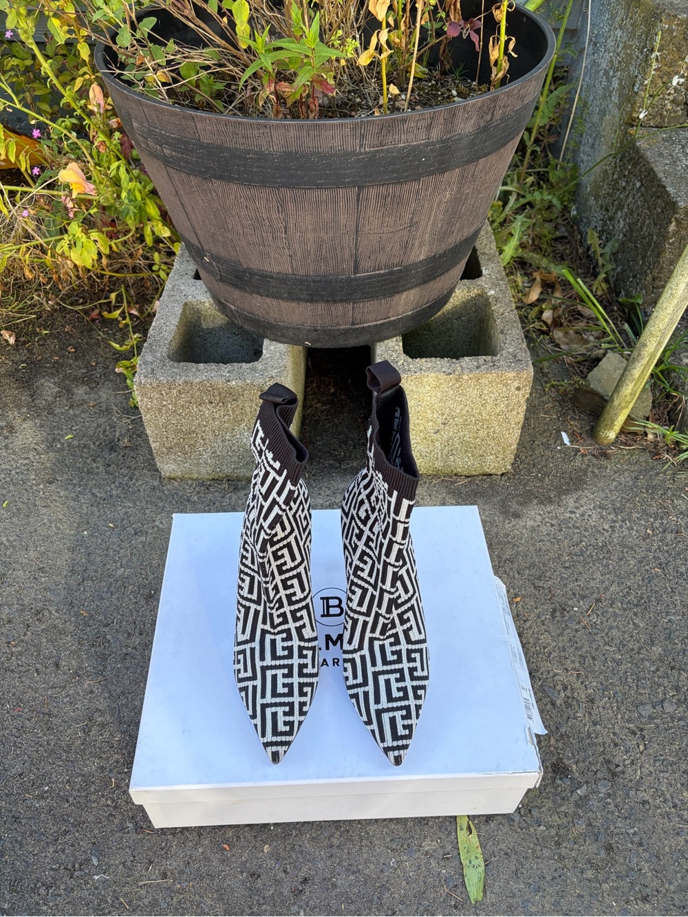 Brand new Balmain Black & White Geometric Knit Pointed Sock Booties